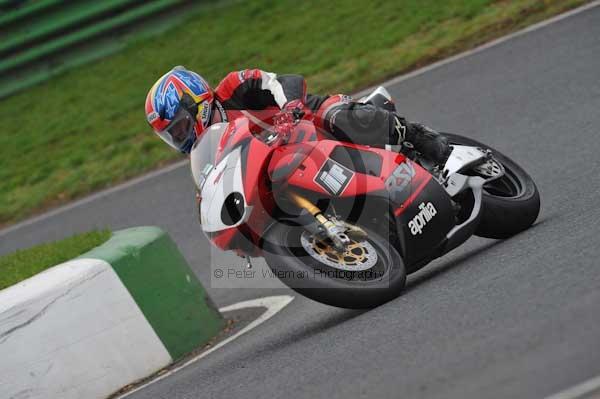 Mallory park Leicestershire;Mallory park photographs;Motorcycle action photographs;event digital images;eventdigitalimages;mallory park;no limits trackday;peter wileman photography;trackday;trackday digital images;trackday photos