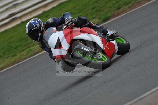 Mallory park Leicestershire;Mallory park photographs;Motorcycle action photographs;event digital images;eventdigitalimages;mallory park;no limits trackday;peter wileman photography;trackday;trackday digital images;trackday photos