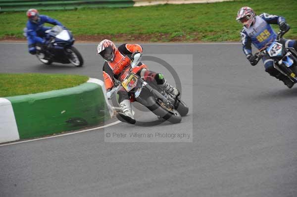 Mallory park Leicestershire;Mallory park photographs;Motorcycle action photographs;event digital images;eventdigitalimages;mallory park;no limits trackday;peter wileman photography;trackday;trackday digital images;trackday photos