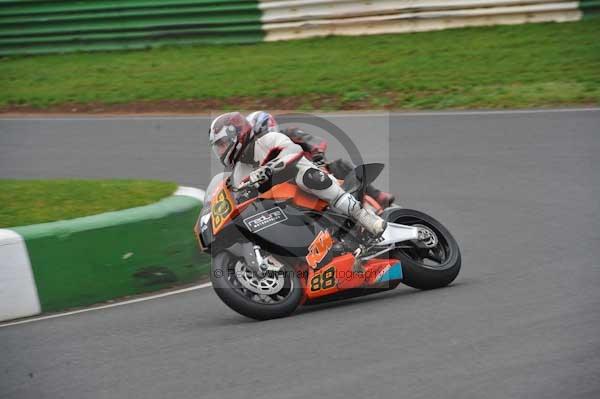 Mallory park Leicestershire;Mallory park photographs;Motorcycle action photographs;event digital images;eventdigitalimages;mallory park;no limits trackday;peter wileman photography;trackday;trackday digital images;trackday photos