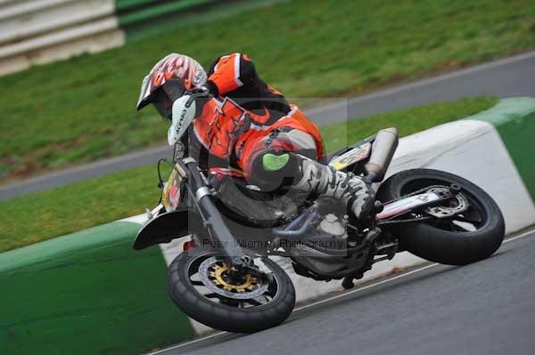 Mallory park Leicestershire;Mallory park photographs;Motorcycle action photographs;event digital images;eventdigitalimages;mallory park;no limits trackday;peter wileman photography;trackday;trackday digital images;trackday photos