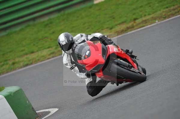 Mallory park Leicestershire;Mallory park photographs;Motorcycle action photographs;event digital images;eventdigitalimages;mallory park;no limits trackday;peter wileman photography;trackday;trackday digital images;trackday photos