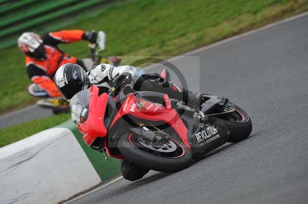 Mallory park Leicestershire;Mallory park photographs;Motorcycle action photographs;event digital images;eventdigitalimages;mallory park;no limits trackday;peter wileman photography;trackday;trackday digital images;trackday photos