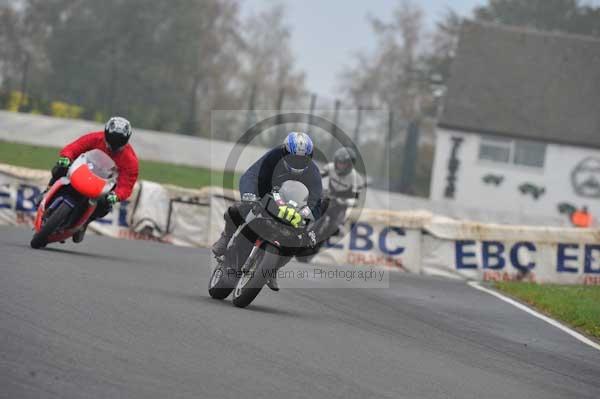Mallory park Leicestershire;Mallory park photographs;Motorcycle action photographs;event digital images;eventdigitalimages;mallory park;no limits trackday;peter wileman photography;trackday;trackday digital images;trackday photos