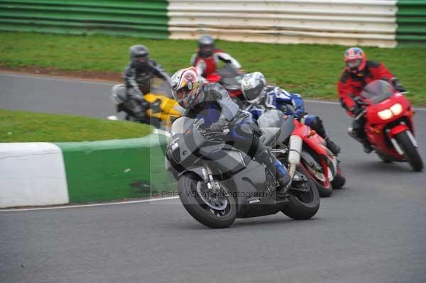 Mallory park Leicestershire;Mallory park photographs;Motorcycle action photographs;event digital images;eventdigitalimages;mallory park;no limits trackday;peter wileman photography;trackday;trackday digital images;trackday photos