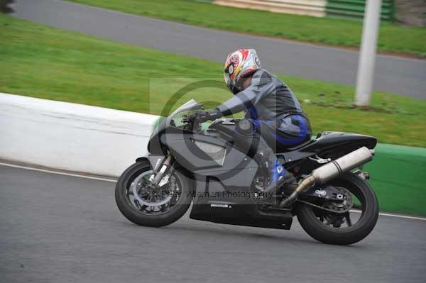 Mallory park Leicestershire;Mallory park photographs;Motorcycle action photographs;event digital images;eventdigitalimages;mallory park;no limits trackday;peter wileman photography;trackday;trackday digital images;trackday photos