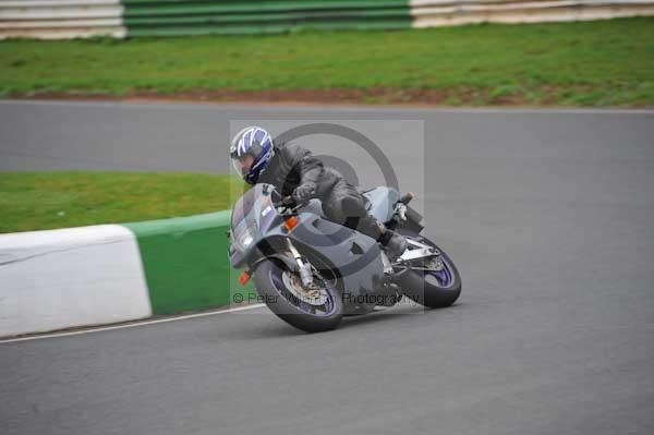 Mallory park Leicestershire;Mallory park photographs;Motorcycle action photographs;event digital images;eventdigitalimages;mallory park;no limits trackday;peter wileman photography;trackday;trackday digital images;trackday photos