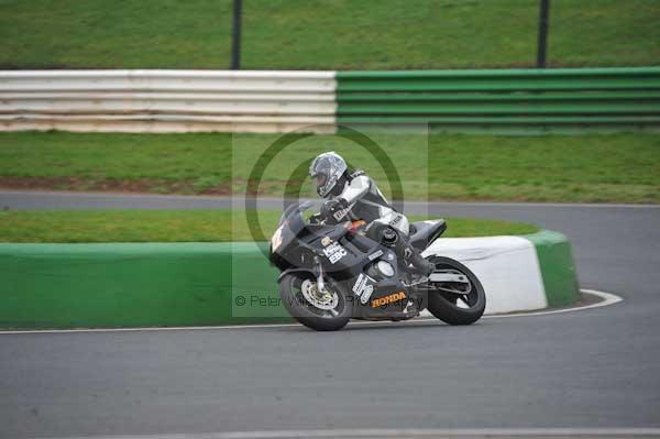 Mallory park Leicestershire;Mallory park photographs;Motorcycle action photographs;event digital images;eventdigitalimages;mallory park;no limits trackday;peter wileman photography;trackday;trackday digital images;trackday photos