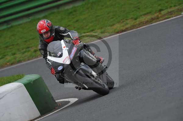 Mallory park Leicestershire;Mallory park photographs;Motorcycle action photographs;event digital images;eventdigitalimages;mallory park;no limits trackday;peter wileman photography;trackday;trackday digital images;trackday photos