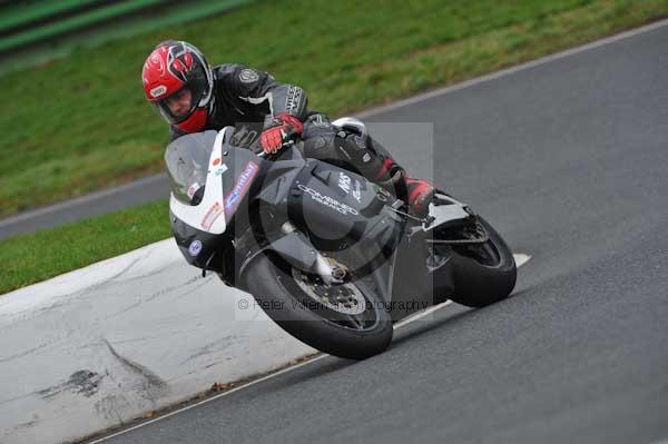 Mallory park Leicestershire;Mallory park photographs;Motorcycle action photographs;event digital images;eventdigitalimages;mallory park;no limits trackday;peter wileman photography;trackday;trackday digital images;trackday photos