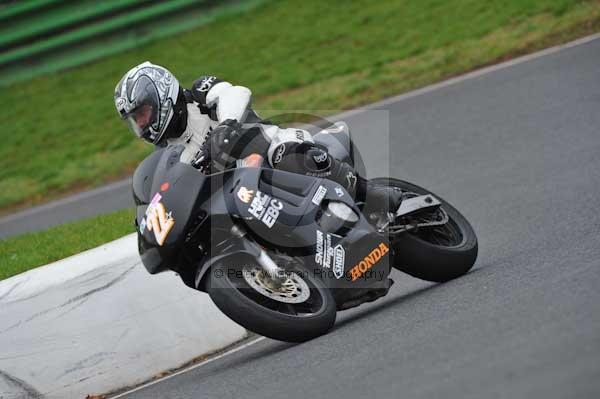 Mallory park Leicestershire;Mallory park photographs;Motorcycle action photographs;event digital images;eventdigitalimages;mallory park;no limits trackday;peter wileman photography;trackday;trackday digital images;trackday photos