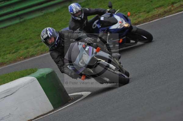 Mallory park Leicestershire;Mallory park photographs;Motorcycle action photographs;event digital images;eventdigitalimages;mallory park;no limits trackday;peter wileman photography;trackday;trackday digital images;trackday photos