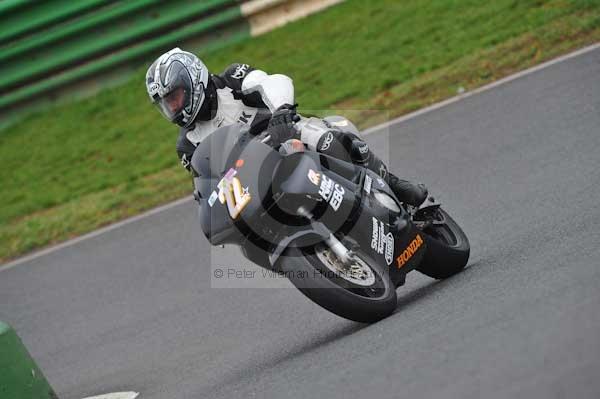 Mallory park Leicestershire;Mallory park photographs;Motorcycle action photographs;event digital images;eventdigitalimages;mallory park;no limits trackday;peter wileman photography;trackday;trackday digital images;trackday photos