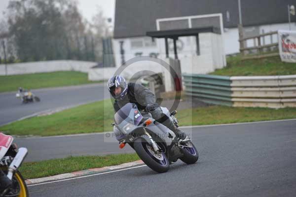 Mallory park Leicestershire;Mallory park photographs;Motorcycle action photographs;event digital images;eventdigitalimages;mallory park;no limits trackday;peter wileman photography;trackday;trackday digital images;trackday photos