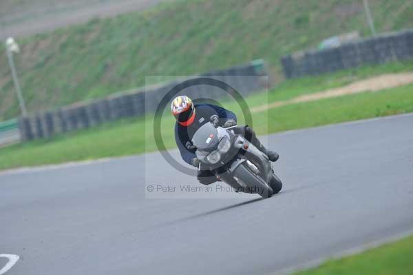 Mallory park Leicestershire;Mallory park photographs;Motorcycle action photographs;event digital images;eventdigitalimages;mallory park;no limits trackday;peter wileman photography;trackday;trackday digital images;trackday photos