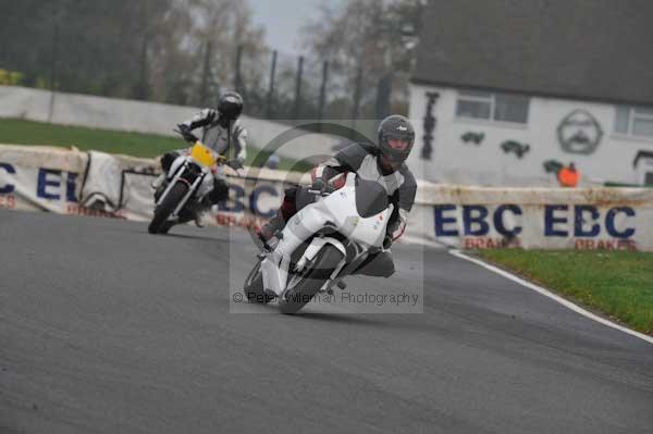 Mallory park Leicestershire;Mallory park photographs;Motorcycle action photographs;event digital images;eventdigitalimages;mallory park;no limits trackday;peter wileman photography;trackday;trackday digital images;trackday photos