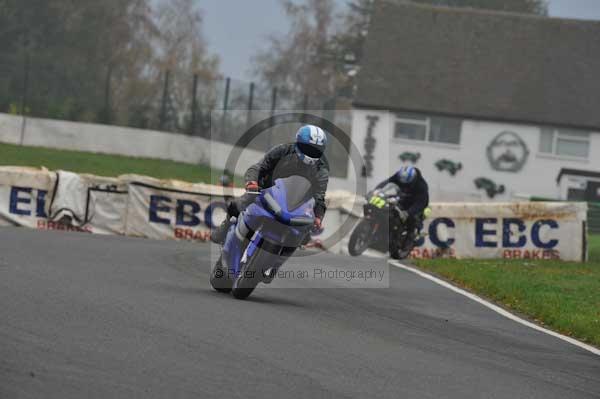 Mallory park Leicestershire;Mallory park photographs;Motorcycle action photographs;event digital images;eventdigitalimages;mallory park;no limits trackday;peter wileman photography;trackday;trackday digital images;trackday photos