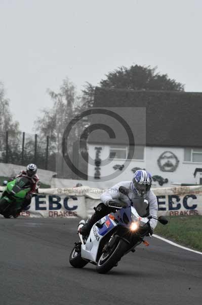 Mallory park Leicestershire;Mallory park photographs;Motorcycle action photographs;event digital images;eventdigitalimages;mallory park;no limits trackday;peter wileman photography;trackday;trackday digital images;trackday photos