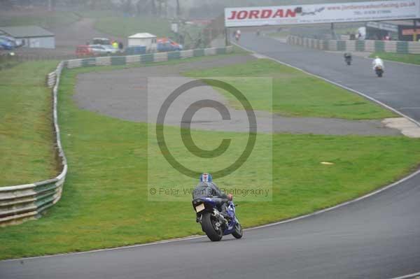 Mallory park Leicestershire;Mallory park photographs;Motorcycle action photographs;event digital images;eventdigitalimages;mallory park;no limits trackday;peter wileman photography;trackday;trackday digital images;trackday photos