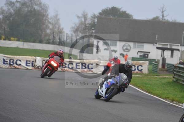Mallory park Leicestershire;Mallory park photographs;Motorcycle action photographs;event digital images;eventdigitalimages;mallory park;no limits trackday;peter wileman photography;trackday;trackday digital images;trackday photos