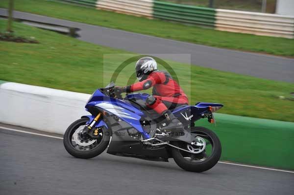 Mallory park Leicestershire;Mallory park photographs;Motorcycle action photographs;event digital images;eventdigitalimages;mallory park;no limits trackday;peter wileman photography;trackday;trackday digital images;trackday photos