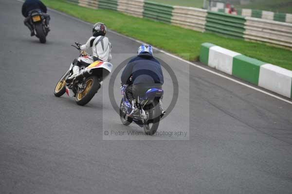 Mallory park Leicestershire;Mallory park photographs;Motorcycle action photographs;event digital images;eventdigitalimages;mallory park;no limits trackday;peter wileman photography;trackday;trackday digital images;trackday photos