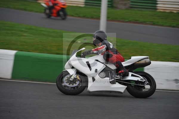 Mallory park Leicestershire;Mallory park photographs;Motorcycle action photographs;event digital images;eventdigitalimages;mallory park;no limits trackday;peter wileman photography;trackday;trackday digital images;trackday photos