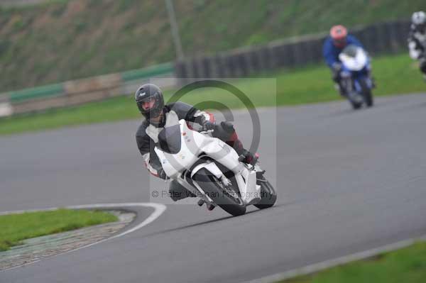 Mallory park Leicestershire;Mallory park photographs;Motorcycle action photographs;event digital images;eventdigitalimages;mallory park;no limits trackday;peter wileman photography;trackday;trackday digital images;trackday photos