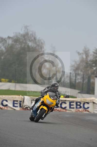 Mallory park Leicestershire;Mallory park photographs;Motorcycle action photographs;event digital images;eventdigitalimages;mallory park;no limits trackday;peter wileman photography;trackday;trackday digital images;trackday photos