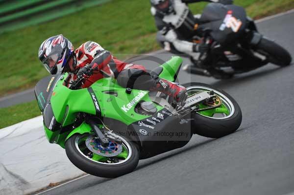 Mallory park Leicestershire;Mallory park photographs;Motorcycle action photographs;event digital images;eventdigitalimages;mallory park;no limits trackday;peter wileman photography;trackday;trackday digital images;trackday photos