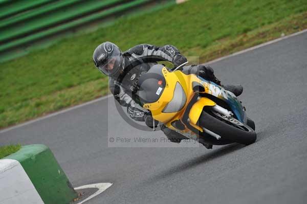 Mallory park Leicestershire;Mallory park photographs;Motorcycle action photographs;event digital images;eventdigitalimages;mallory park;no limits trackday;peter wileman photography;trackday;trackday digital images;trackday photos