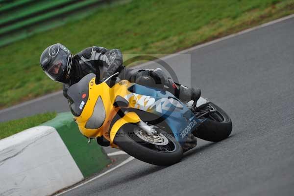 Mallory park Leicestershire;Mallory park photographs;Motorcycle action photographs;event digital images;eventdigitalimages;mallory park;no limits trackday;peter wileman photography;trackday;trackday digital images;trackday photos
