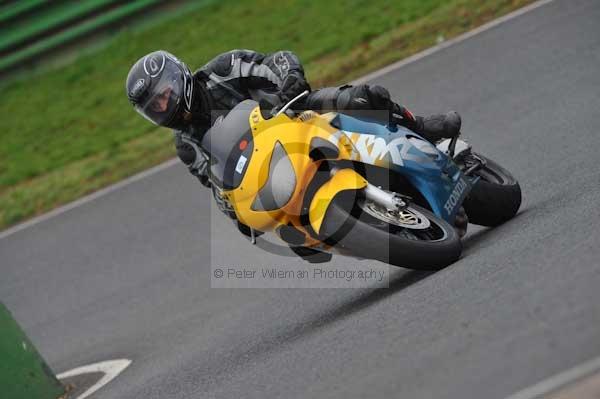 Mallory park Leicestershire;Mallory park photographs;Motorcycle action photographs;event digital images;eventdigitalimages;mallory park;no limits trackday;peter wileman photography;trackday;trackday digital images;trackday photos