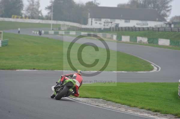 Mallory park Leicestershire;Mallory park photographs;Motorcycle action photographs;event digital images;eventdigitalimages;mallory park;no limits trackday;peter wileman photography;trackday;trackday digital images;trackday photos