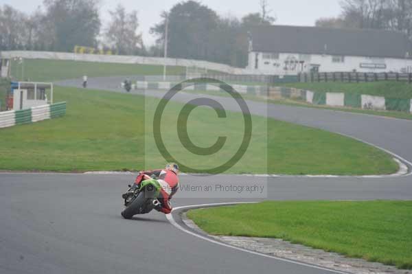 Mallory park Leicestershire;Mallory park photographs;Motorcycle action photographs;event digital images;eventdigitalimages;mallory park;no limits trackday;peter wileman photography;trackday;trackday digital images;trackday photos