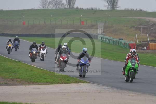 Mallory park Leicestershire;Mallory park photographs;Motorcycle action photographs;event digital images;eventdigitalimages;mallory park;no limits trackday;peter wileman photography;trackday;trackday digital images;trackday photos