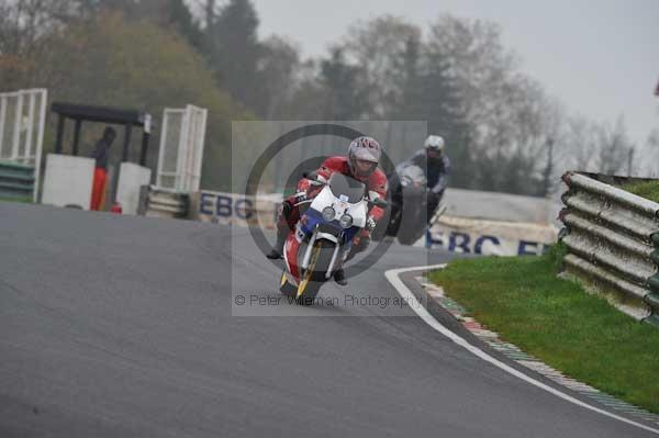 Mallory park Leicestershire;Mallory park photographs;Motorcycle action photographs;event digital images;eventdigitalimages;mallory park;no limits trackday;peter wileman photography;trackday;trackday digital images;trackday photos