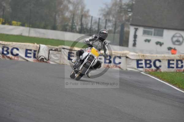 Mallory park Leicestershire;Mallory park photographs;Motorcycle action photographs;event digital images;eventdigitalimages;mallory park;no limits trackday;peter wileman photography;trackday;trackday digital images;trackday photos