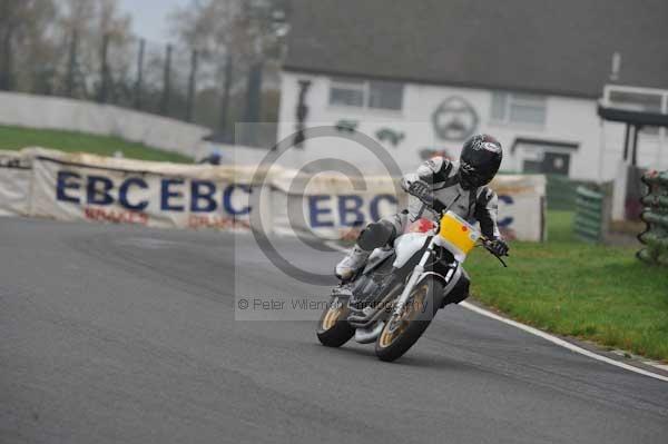 Mallory park Leicestershire;Mallory park photographs;Motorcycle action photographs;event digital images;eventdigitalimages;mallory park;no limits trackday;peter wileman photography;trackday;trackday digital images;trackday photos