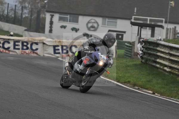 Mallory park Leicestershire;Mallory park photographs;Motorcycle action photographs;event digital images;eventdigitalimages;mallory park;no limits trackday;peter wileman photography;trackday;trackday digital images;trackday photos
