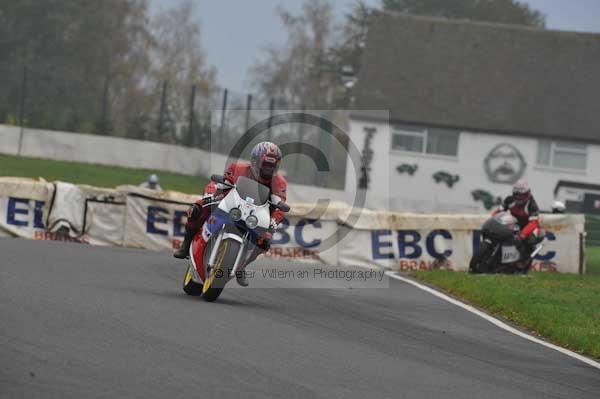 Mallory park Leicestershire;Mallory park photographs;Motorcycle action photographs;event digital images;eventdigitalimages;mallory park;no limits trackday;peter wileman photography;trackday;trackday digital images;trackday photos