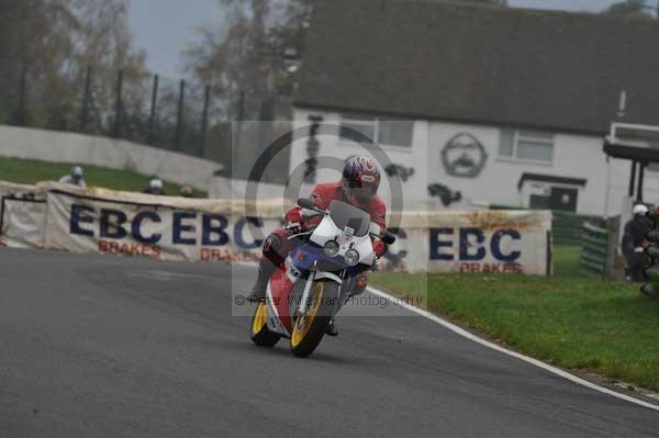 Mallory park Leicestershire;Mallory park photographs;Motorcycle action photographs;event digital images;eventdigitalimages;mallory park;no limits trackday;peter wileman photography;trackday;trackday digital images;trackday photos