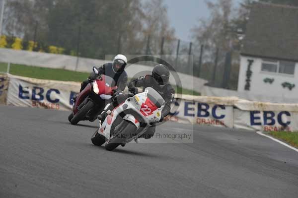 Mallory park Leicestershire;Mallory park photographs;Motorcycle action photographs;event digital images;eventdigitalimages;mallory park;no limits trackday;peter wileman photography;trackday;trackday digital images;trackday photos