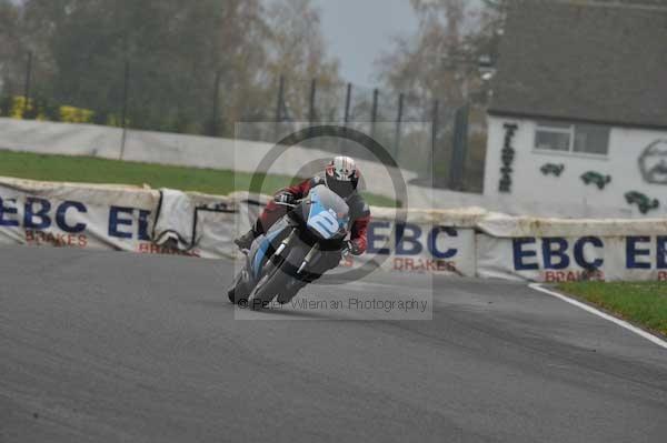 Mallory park Leicestershire;Mallory park photographs;Motorcycle action photographs;event digital images;eventdigitalimages;mallory park;no limits trackday;peter wileman photography;trackday;trackday digital images;trackday photos