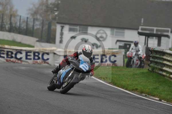 Mallory park Leicestershire;Mallory park photographs;Motorcycle action photographs;event digital images;eventdigitalimages;mallory park;no limits trackday;peter wileman photography;trackday;trackday digital images;trackday photos