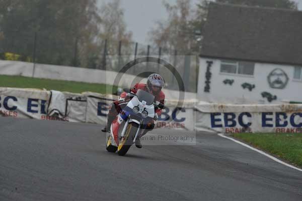 Mallory park Leicestershire;Mallory park photographs;Motorcycle action photographs;event digital images;eventdigitalimages;mallory park;no limits trackday;peter wileman photography;trackday;trackday digital images;trackday photos
