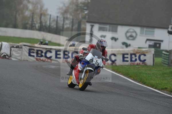 Mallory park Leicestershire;Mallory park photographs;Motorcycle action photographs;event digital images;eventdigitalimages;mallory park;no limits trackday;peter wileman photography;trackday;trackday digital images;trackday photos