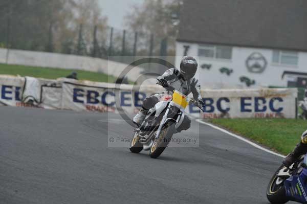 Mallory park Leicestershire;Mallory park photographs;Motorcycle action photographs;event digital images;eventdigitalimages;mallory park;no limits trackday;peter wileman photography;trackday;trackday digital images;trackday photos