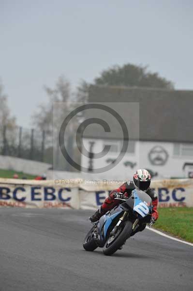 Mallory park Leicestershire;Mallory park photographs;Motorcycle action photographs;event digital images;eventdigitalimages;mallory park;no limits trackday;peter wileman photography;trackday;trackday digital images;trackday photos
