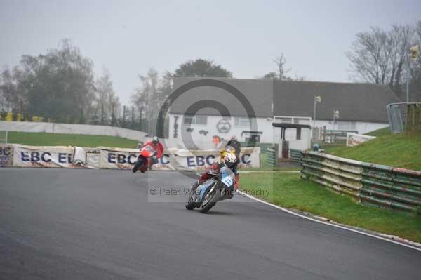 Mallory park Leicestershire;Mallory park photographs;Motorcycle action photographs;event digital images;eventdigitalimages;mallory park;no limits trackday;peter wileman photography;trackday;trackday digital images;trackday photos